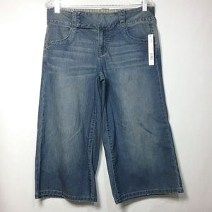 Apt. 9 women's denim capris size 8 distressed blue pants